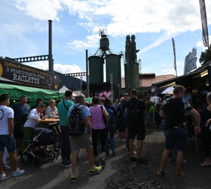 Tisíce lidí zaplnily areál pily na Ostravici